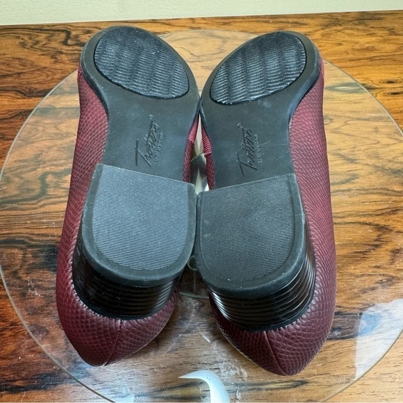 Trotters Melinda Slip-On in Burgundy Snake size 6 - Picture 15 of 16